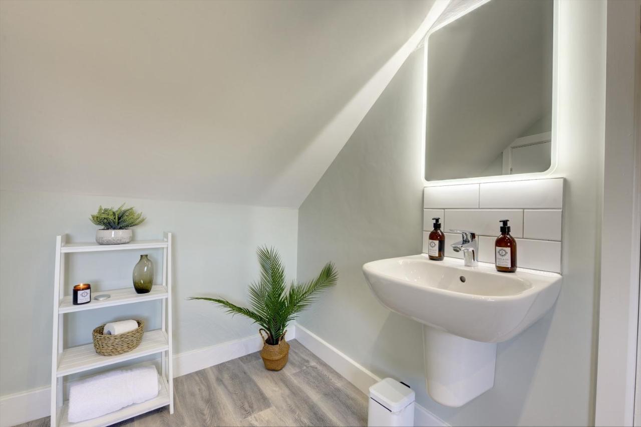 The Nook - A Modern 2 Bedroom Loft With Parking ريبون المظهر الخارجي الصورة